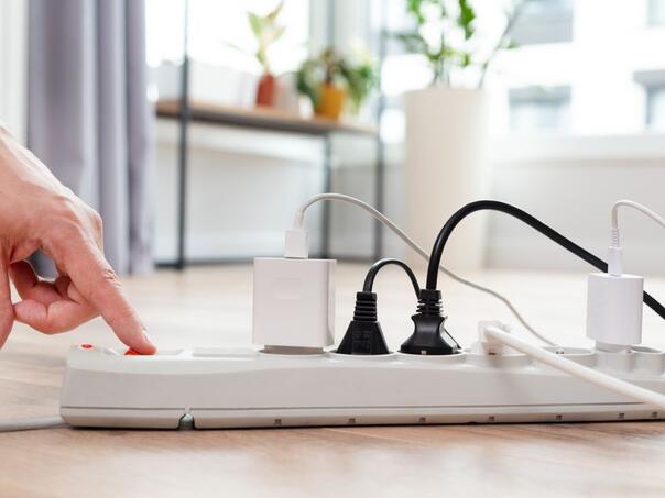 Znate li zašto ne valja imati produžni kabl u kuhinji?