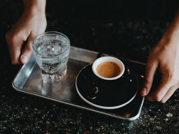 Znate li zašto se u kafićima uz kafu služi i čaša vode?
