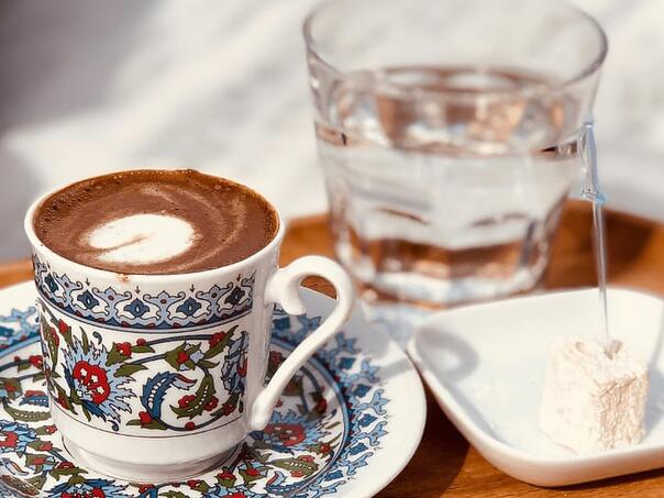 Znate li zašto se uz kafu pije voda?