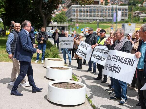 Zrak izlazi iz stečaja: Penzioneri zahvalili Nikšiću i Lakiću na spašavanju firme