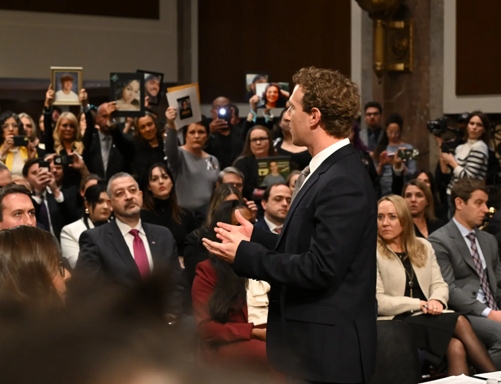 Zuckerberg se izvinio porodicama žrtava na saslušanju u Senatu