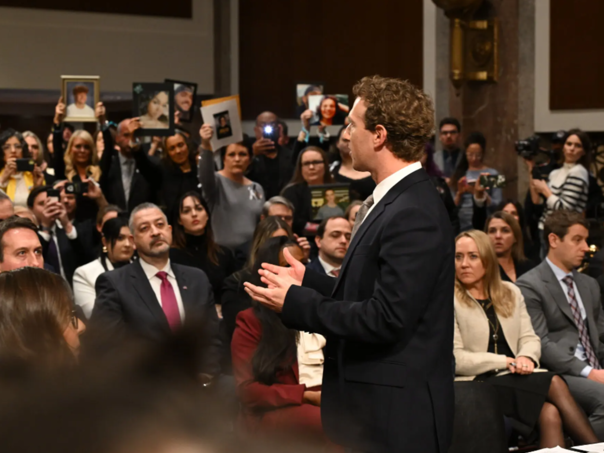 Zuckerberg se izvinio porodicama žrtava na saslušanju u Senatu