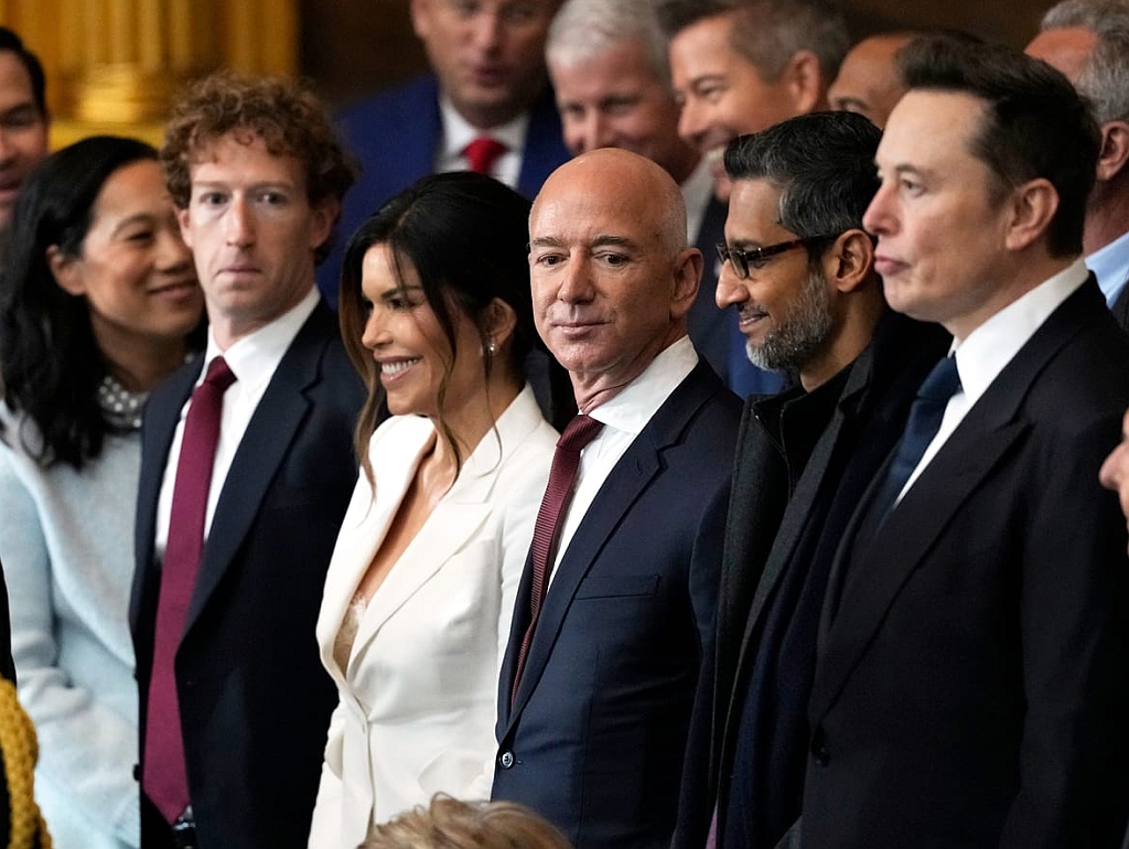 Zuckerberg u jednom danu izgubio 18 milijardi dolara, Bezos malo manje