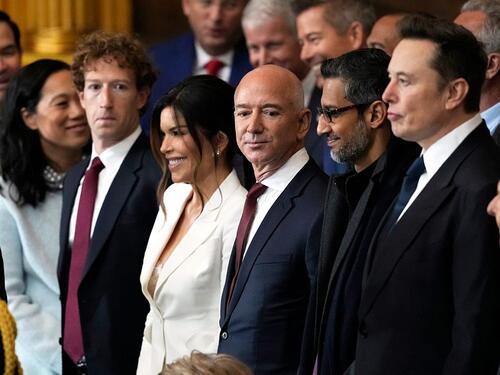 Zuckerberg u jednom danu izgubio 18 milijardi dolara, Bezos malo manje
