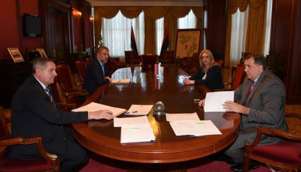 Zvaničnici RS: Usporen tok epidemije i smanjen udar na zdravstvene ustanove