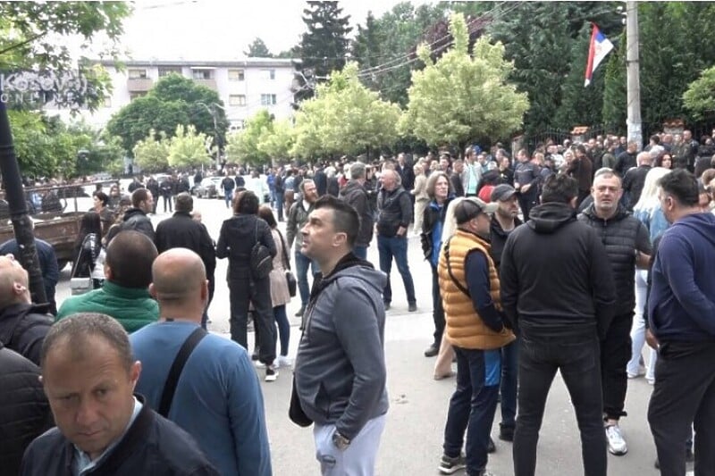 Zvečan: Srbi i danas ispred zgrade Opštine, tu su i pripadnici KFOR-a