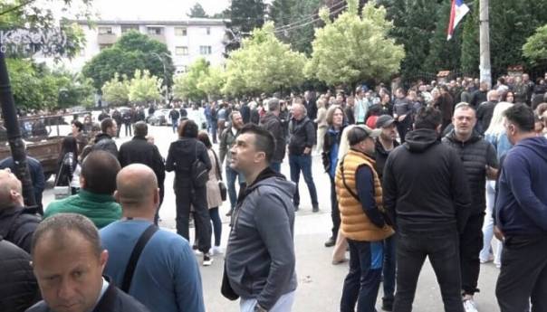 Zvečan: Srbi i danas ispred zgrade Opštine, tu su i pripadnici KFOR-a