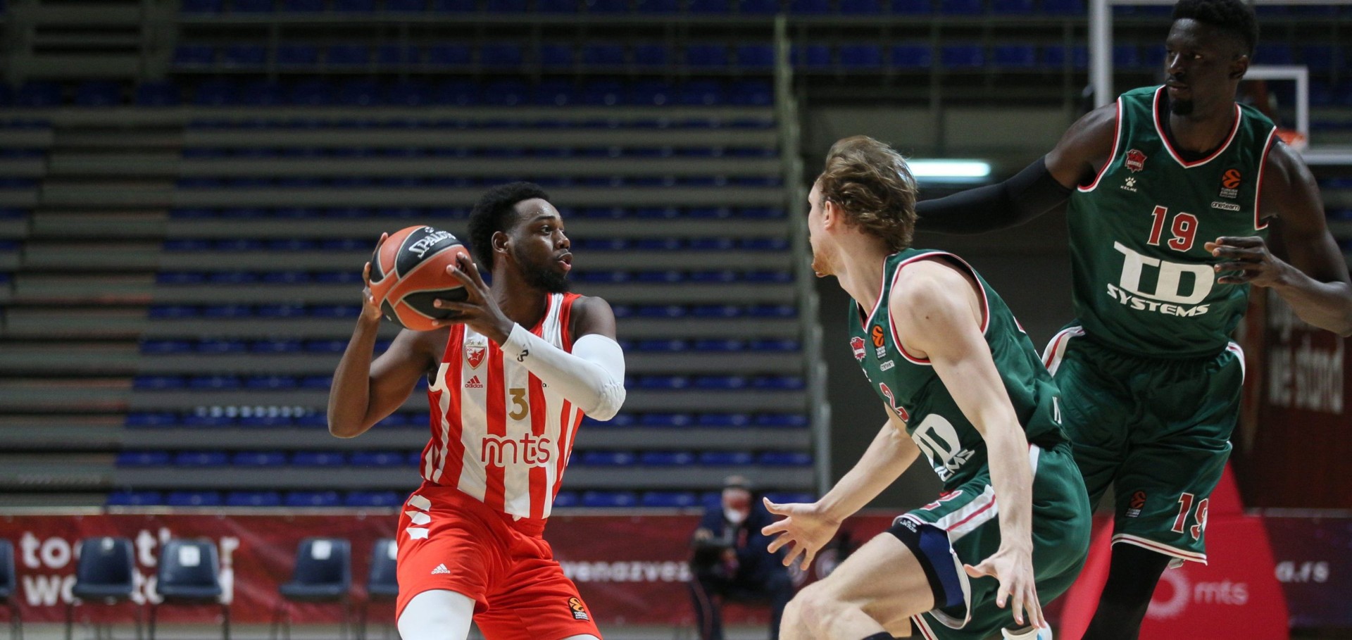 Zvezda ubjedljivo nadigrala Baskoniju na svom terenu, Zenit iznenadio Barcelonu