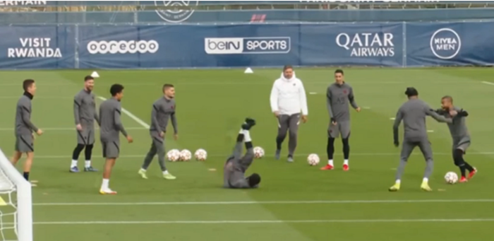 Zvijezda PSG-a gurnula Neymaru loptu kroz noge, pa nakon udarca završio na travnjaku