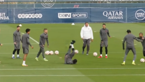 Zvijezda PSG-a gurnula Neymaru loptu kroz noge, pa nakon udarca završio na travnjaku