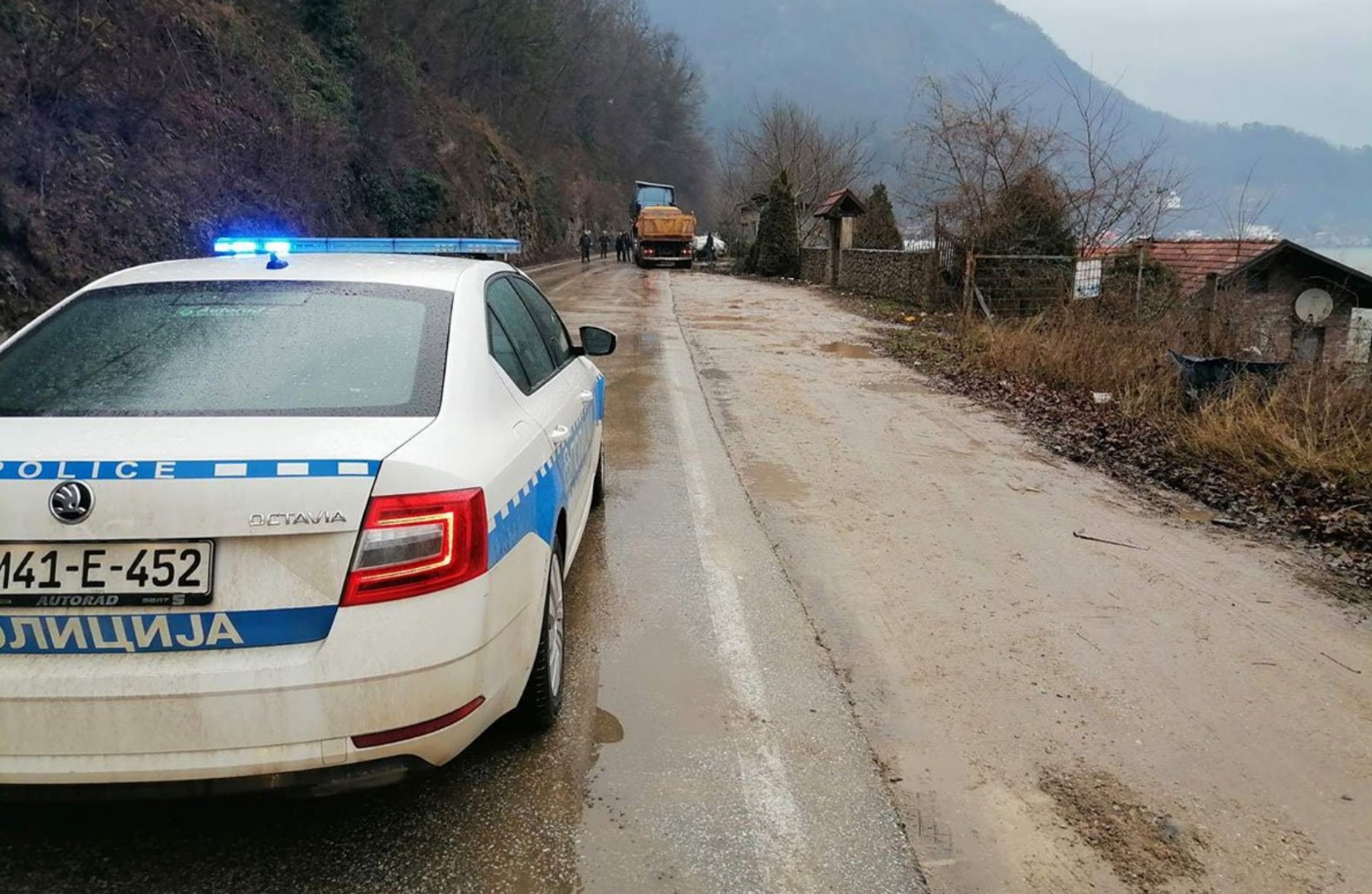 Zvornik: Kamion sletio s puta, vozač teško povrijeđen