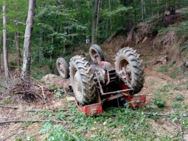 Zvornik: Muškarac poginuo nakon pada sa traktora