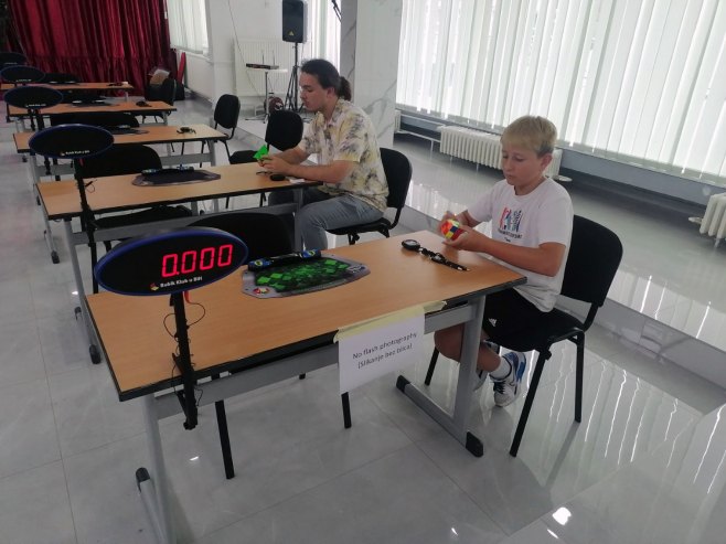 Zvornik: Počelo takmičenje u slaganju Rubikove kocke