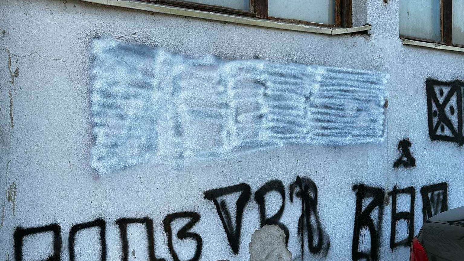 Zvornik: Prekrečen grafit koji veliča ratnog zločinca Ratka Mladića