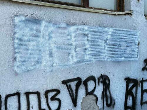Zvornik: Prekrečen grafit koji veliča ratnog zločinca Ratka Mladića