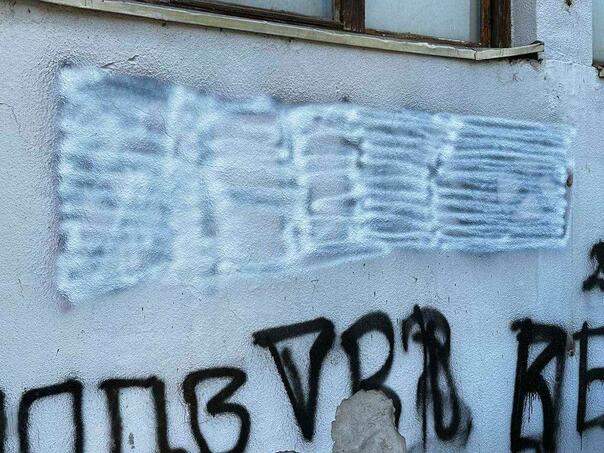 Zvornik: Prekrečen grafit koji veliča ratnog zločinca Ratka Mladića