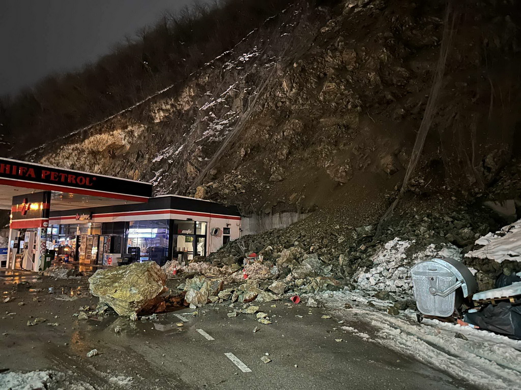 Zvornik: Stijena se odronila na benzinsku pumpu, nema povrijeđenih