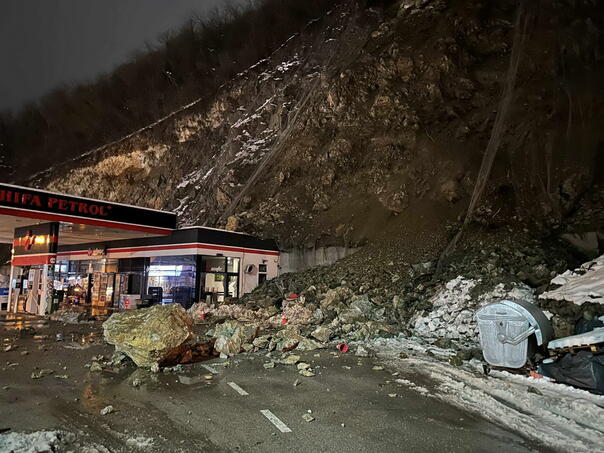Zvornik: Stijena se odronila na benzinsku pumpu, nema povrijeđenih