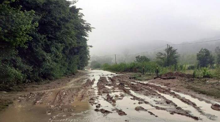 Zvornik: Voda ušla u osam kuća, aktivirana klizišta