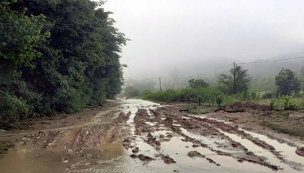 Zvornik: Voda ušla u osam kuća, aktivirana klizišta