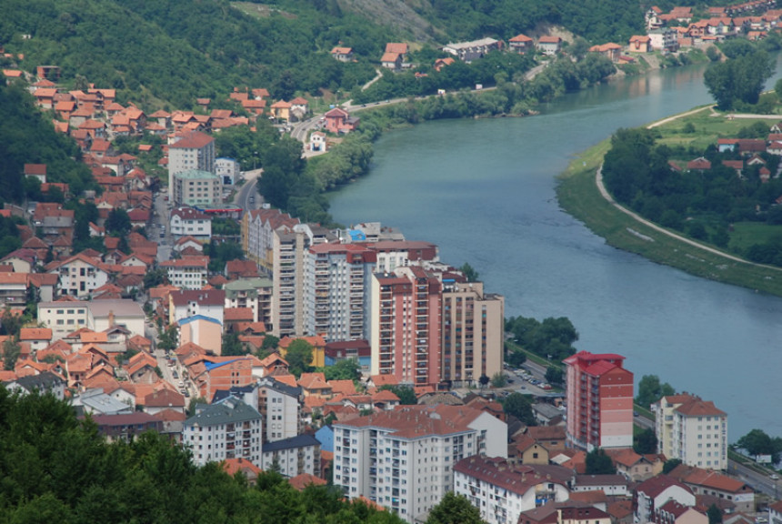 Zvornik: Žena skočila sa šestog sprata zgrade