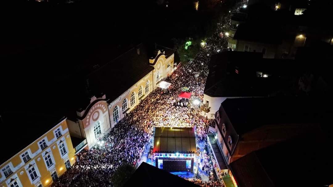 Spektakl na koncertu Halida Bešlića u Visokom